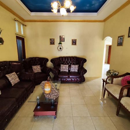 Frangky Homestay Manado Exterior foto